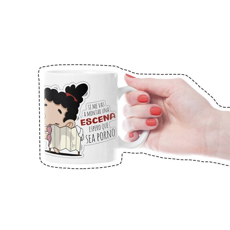 Taza Escena divertida de cerámica con diseño humorístico y capacidad de 360 ml.