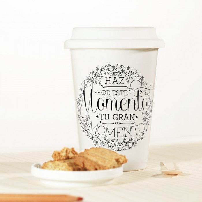 Taza con tapa de silicona "Tu Gran Momento", cerámica blanca moderna, 40 cl, apta para microondas y lavavajillas.