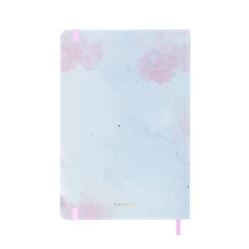Cuaderno Bullet Journal Doll con tapa dura, detalles dorados, y cinta de registro.