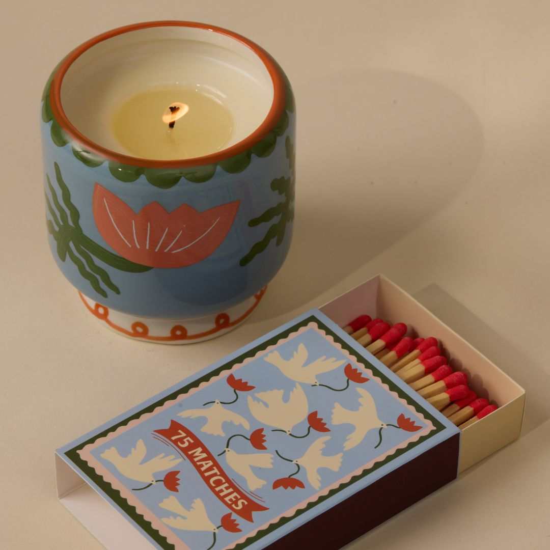 vela perfumada en recipiente de cerámica pintada y caja de 75 cerillas paddywax de la colección a dopo flowers