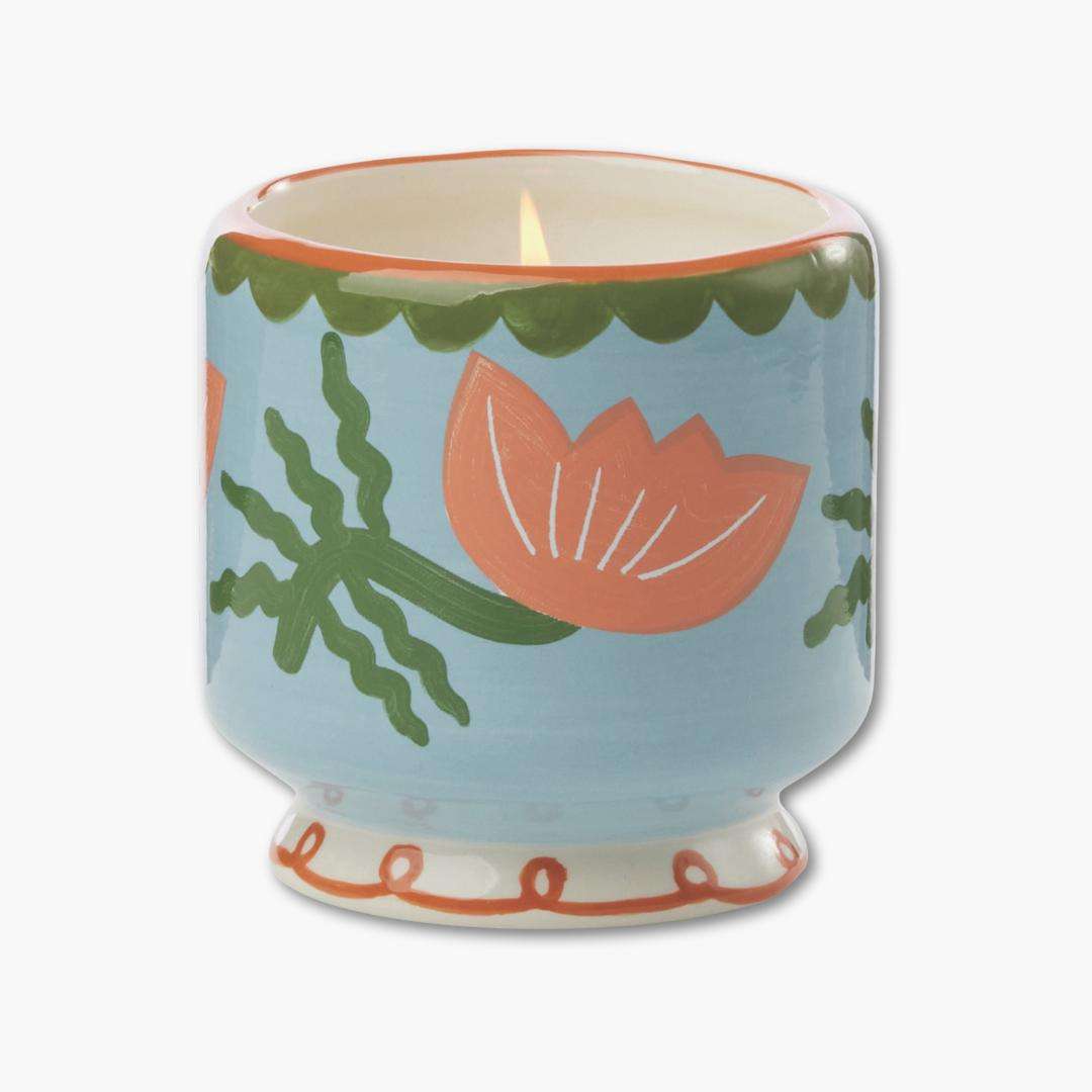 vela perfumada paddywax en recipiente de cerámica pintada con flores