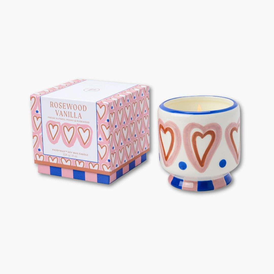 vela perfumada en recipiente de cerámica pintada junto con su caja de cartón de paddywax con dibujo de corazones
