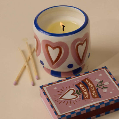 vela perfumada en recipiente de cerámica pintada y caja de 75 cerillas paddywax de la colección a dopo hearts
