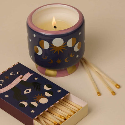 vela perfumada en recipiente de cerámica pintada y caja de 75 cerillas paddywax de la colección a dopo moon phases