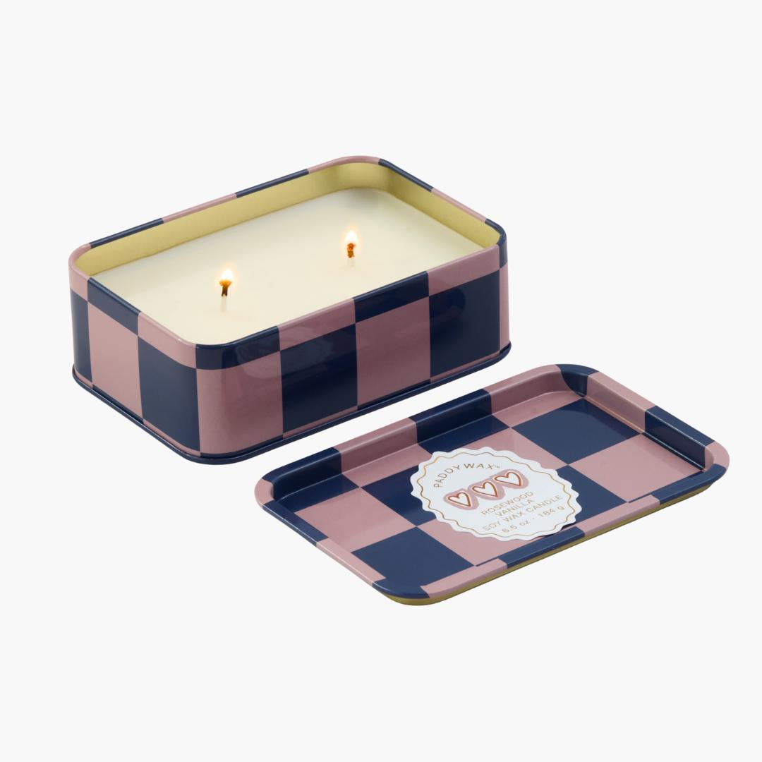 lata con vela con diseño de cuadros en colores rosas y azules