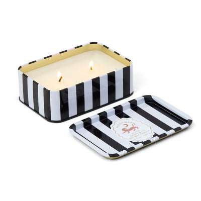 lata con vela con diseño de rayas en colores blancos y negros