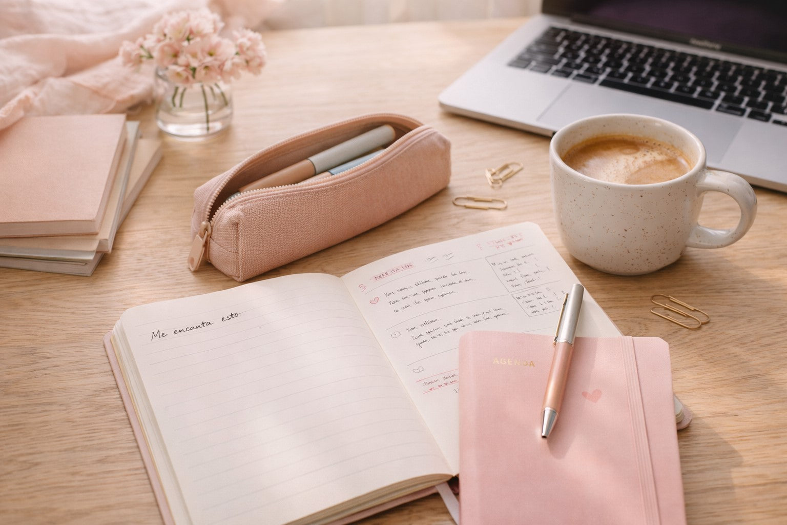 Escritorio de estudio organizado y decorado con papelería bonita