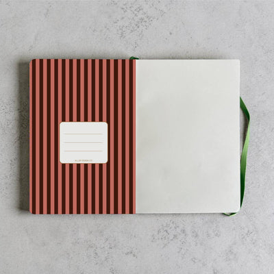 Detalle del cuaderno A5 Cats & Curiosities de Alljoy Design