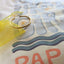 Pack Regalo Sudadera y Brazalete "Surf Like a Girl" Papalum, sudadera ivory con ilustración surfista y brazalete de latón grabado a mano, moda y mensaje para mujeres aventureras.