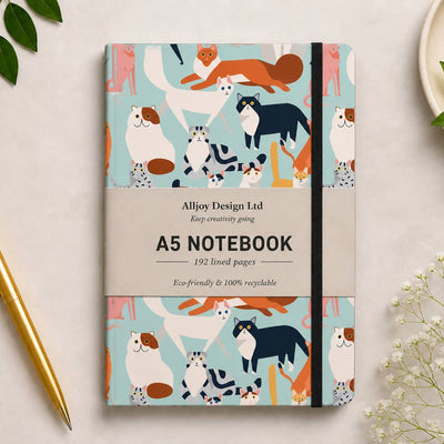 Cuaderno A5 Alljoy Design Curious Cats con gatos de colores sobre fondo azul claro