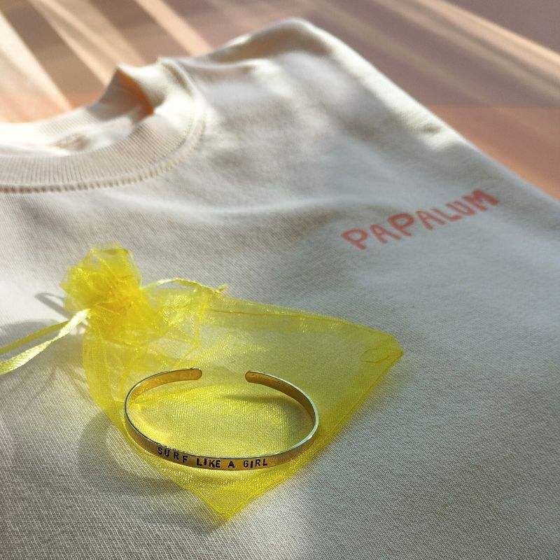 Pack Regalo Sudadera y Brazalete Surf Like a Girl Papalum en color ivory con brazalete de latón grabado a mano.