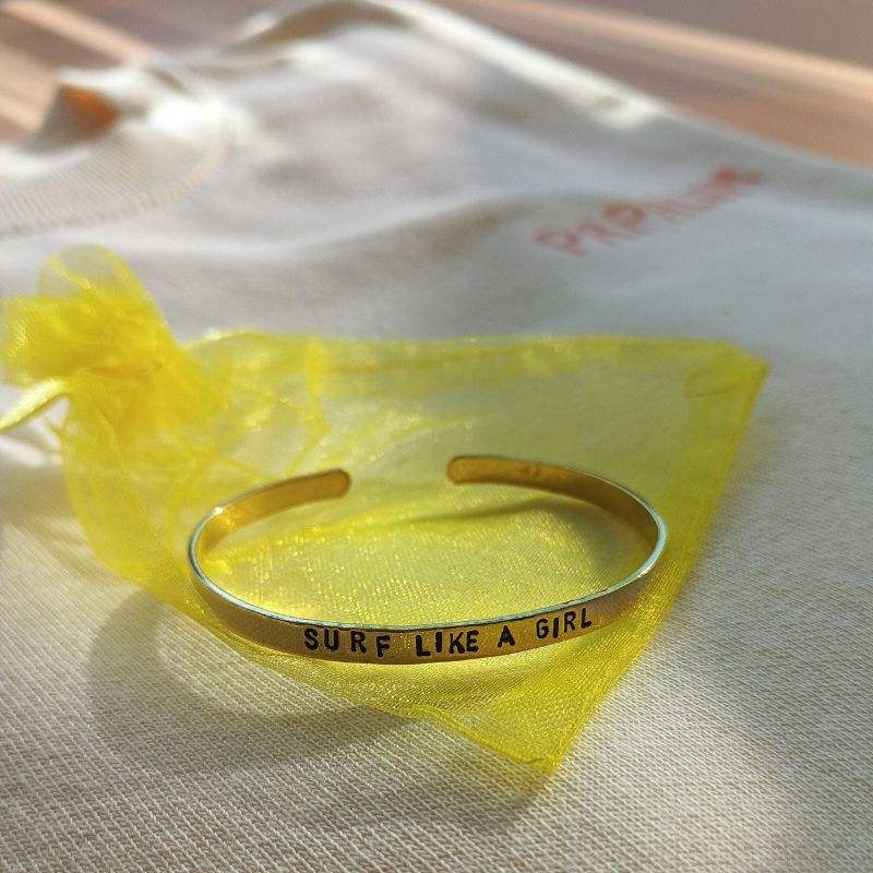 Pack regalo con sudadera "Surf Like a Girl" y brazalete artesanal de latón.