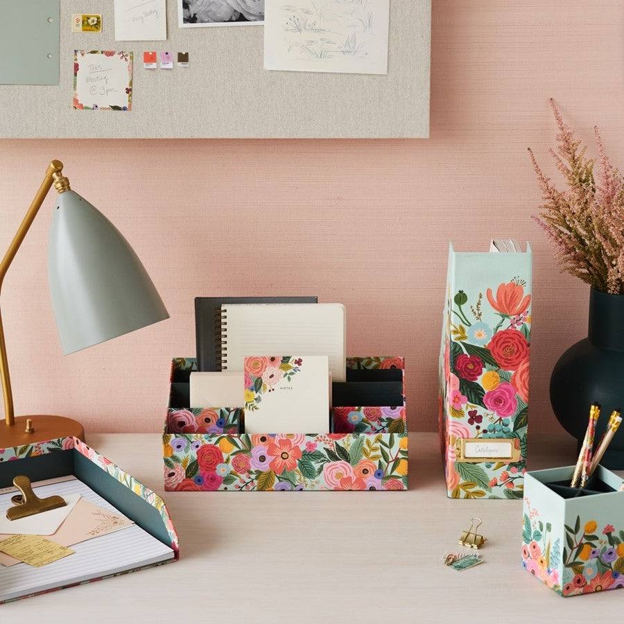 Cubilete Portalápices Garden Party de Rifle Paper Co. con diseño floral y detalles dorados, en escritorio elegante.