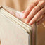 Funda transparente protectora sobre cuaderno hardcover color arena del sistema 1·9