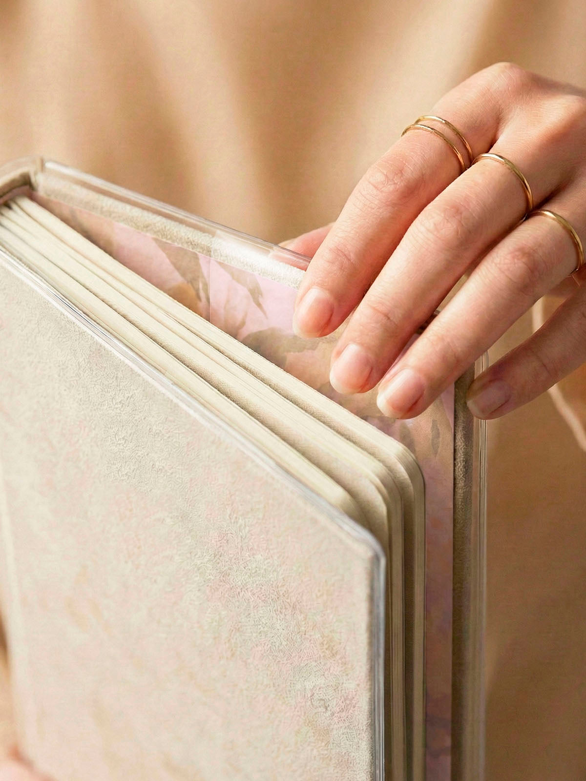 Funda transparente protectora sobre cuaderno hardcover color arena del sistema 1·9