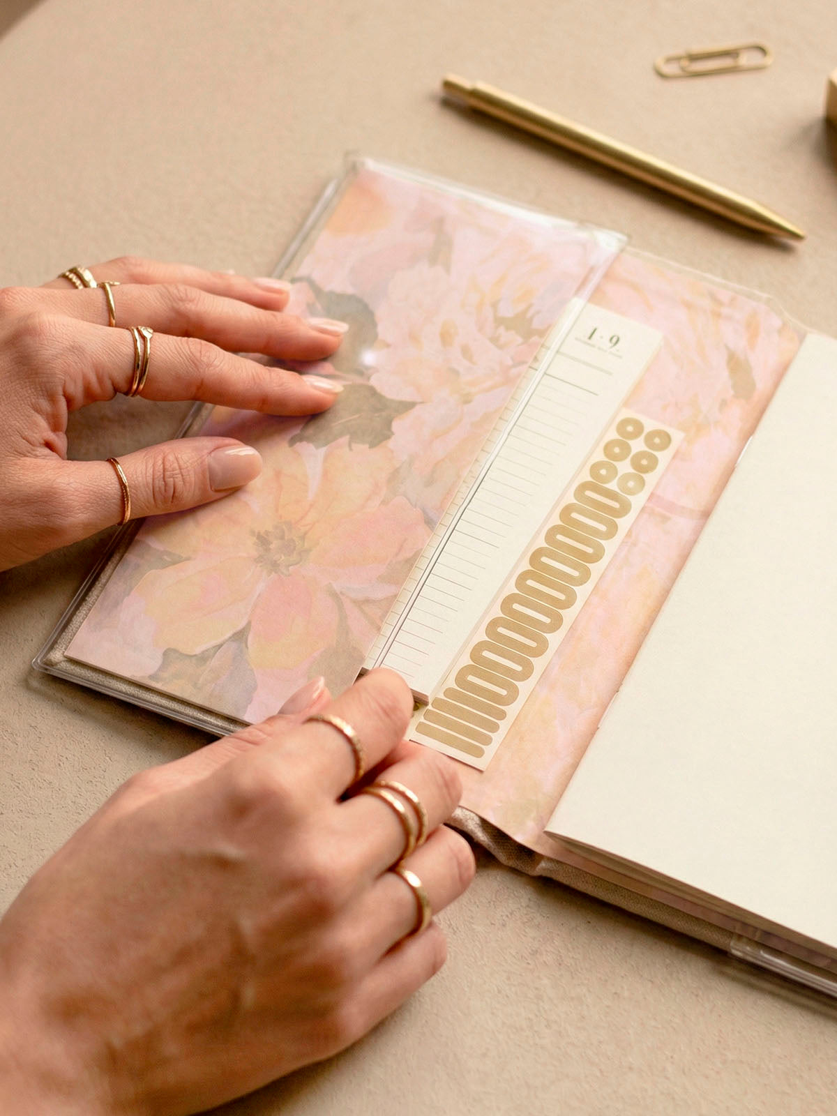Funda transparente protectora sobre planner 1·9 con ilustración de flores