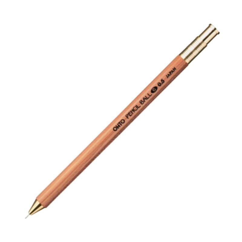 Bolígrafo OHTO de madera de cedro 0.5mm con detalles dorados, diseño elegante y tinta gel negra.