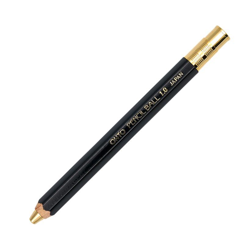Bolígrafo OHTO 1mm de madera de cedro con detalles dorados, elegante y preciso.