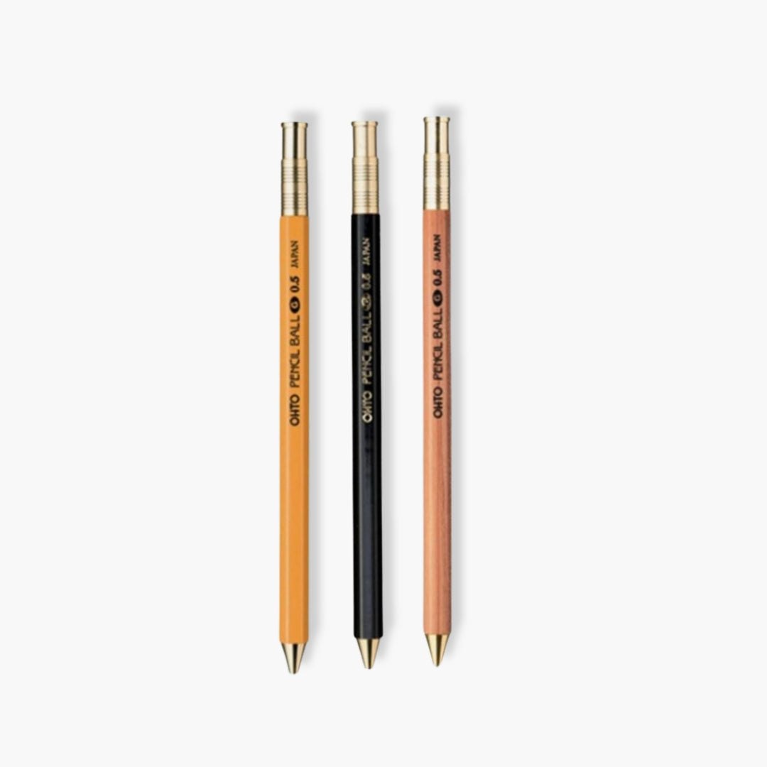 Bolígrafo OHTO de 0.5mm, madera de cedro, diseño elegante, tinta negra, detalles dorados, escritura precisa.