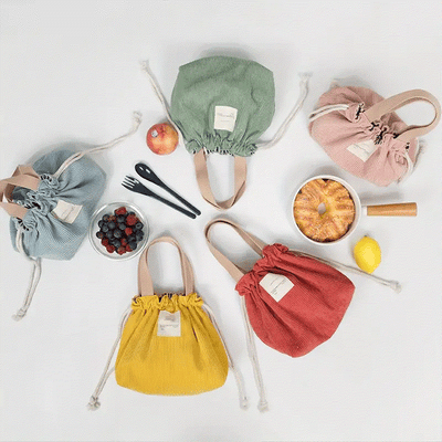 Bolsita de mano de tela verde con cierre ajustable y asa resistente, ideal para estilo casual.
