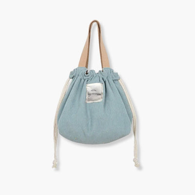 Bolsita de mano de tela azul con cierre de cordón y asa resistente, diseño casual y funcional.