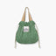 Bolsita de mano de tela verde con cierre de cordón y asa resistente, estilo casual y natural.