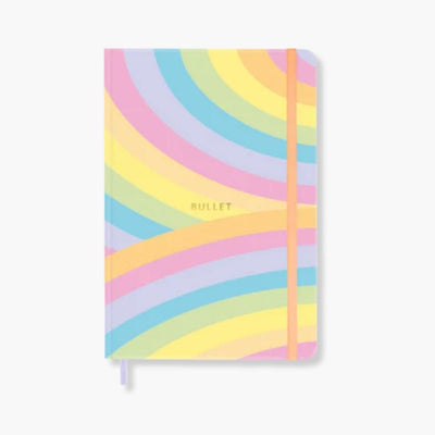 Cuaderno Bullet Journal Federico con tapa dura grabada en dorado y cinta de cierre, ideal para organización creativa.
