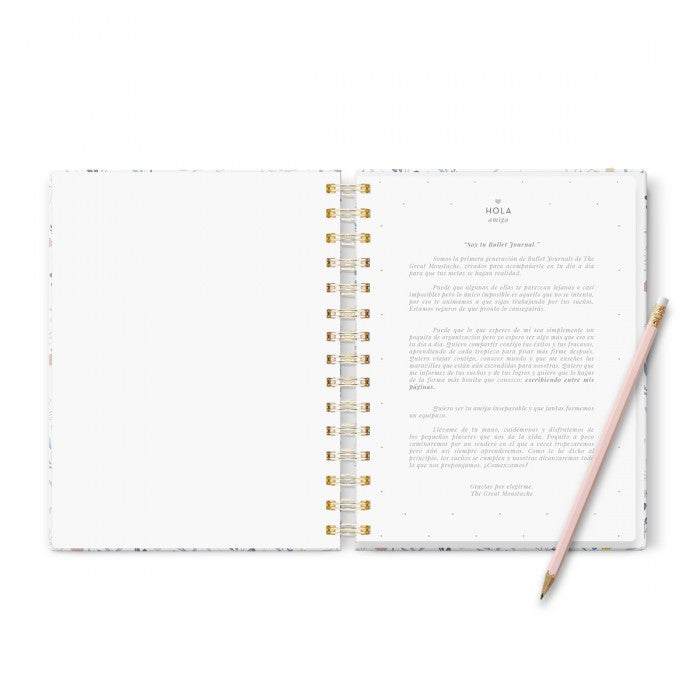 Cuaderno Bullet Journal Tengo un Plan con páginas punteadas abiertas y bolígrafo al lado.