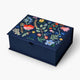 Elegante caja de recuerdos Strawberry Fields con bordado floral sobre tela negra, ideal para almacenar fotos y objetos sentimentales.