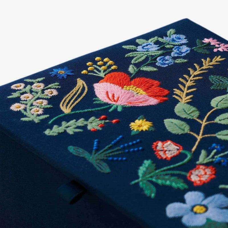 Caja Grande Strawberry Fields con bordado floral sobre tela negra, diseño elegante y funcional de Rifle Paper Co.