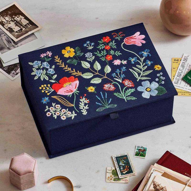 Caja Grande Strawberry Fields de Rifle Paper Co. con bordado floral sobre tela negra, ideal para almacenar recuerdos.