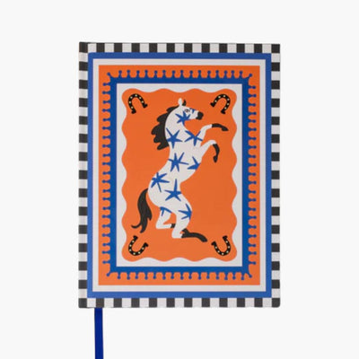 portada de cuaderno A5 con diseño de un caballo, herraduras y estrellas