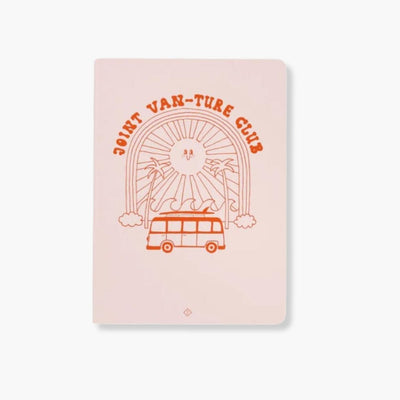 Cuaderno A5 Van-Ture Club con diseño elegante de autobús y naturaleza, esquinas redondeadas, y papel mate crema.
