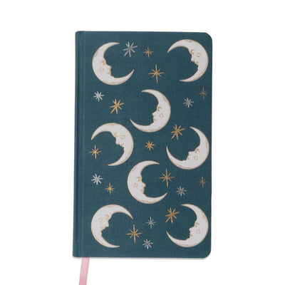 portada de cuaderno con tapa entelada en color azul con diseño de lunas sobre cielo estrellado
