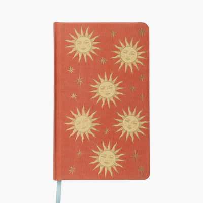 portada de cuaderno con tapa entelada en color terracota con diseño de soles