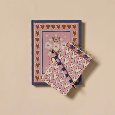 cuaderno y bloc de notas con portada de corazones