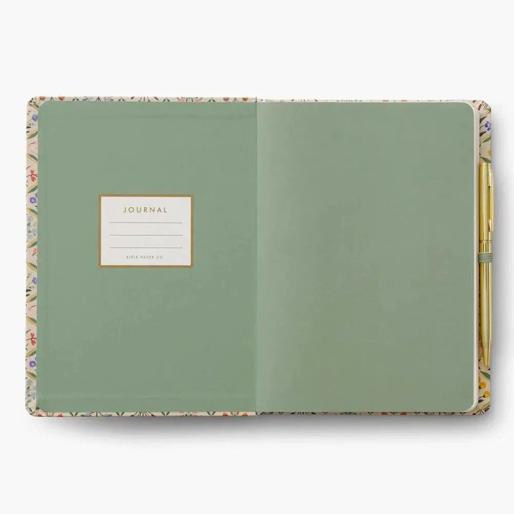 Diario personal con bolígrafo Estee de Rifle Paper Co., diseño floral y detalles dorados, interior pautado y cierre de goma.