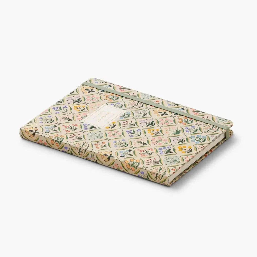 Diario personal con bolígrafo Estee de Rifle Paper Co., diseño floral elegante, tapa dura, cierre con goma, incluye bolígrafo negro.
