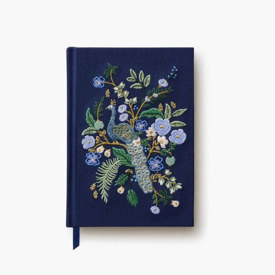 Diario personal en tela bordada Peacock de Rifle Paper Co., diseño floral con tapa dura.