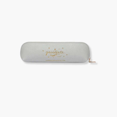 Estuche de cuero vegano Cloud Ash con cierre dorado y diseño azul grisáceo.
