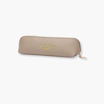 Estuche de cuero vegano khaki con cremallera dorada, diseñado por The Great Moustache.