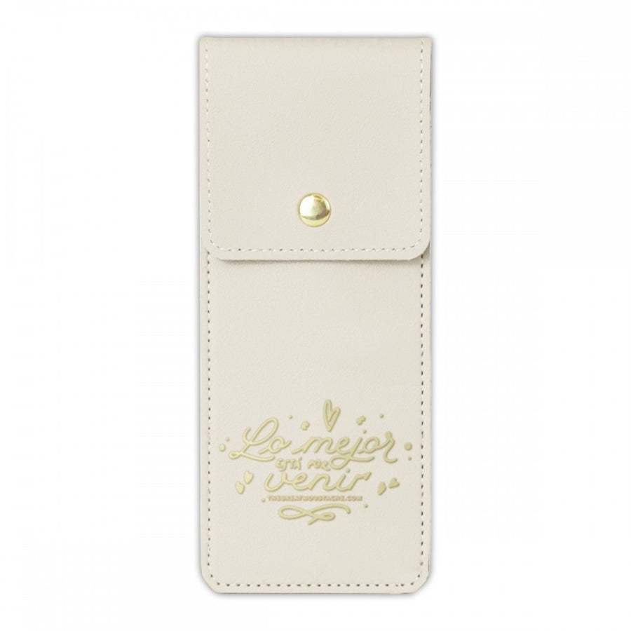 Estuche con goma de cuero vegano con mensaje "Lo Mejor Está Por Venir" en blanco, diseño multifuncional.