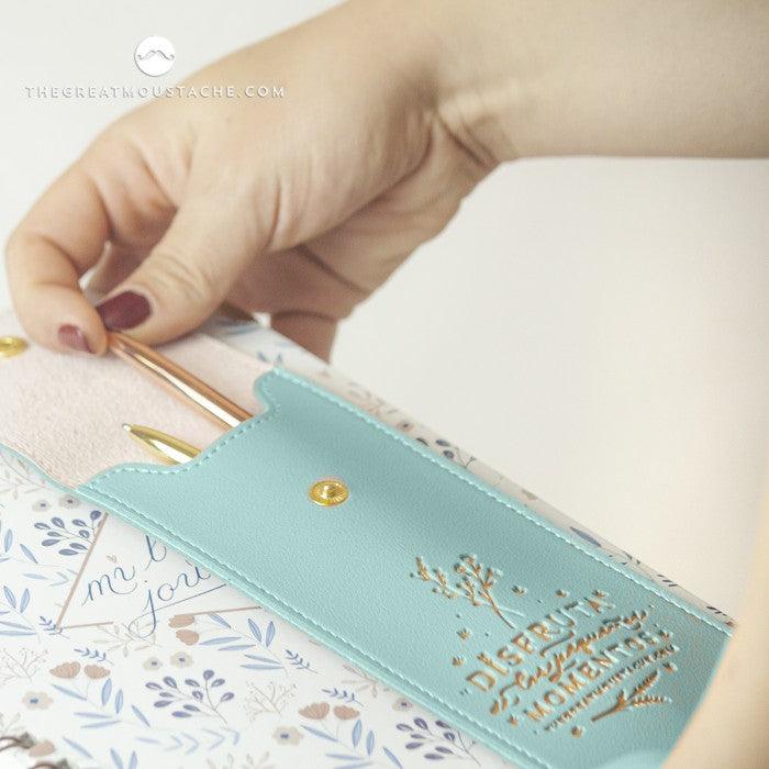 Estuche con goma de cuero vegano y mensaje motivador, estilo funcional y elegante.