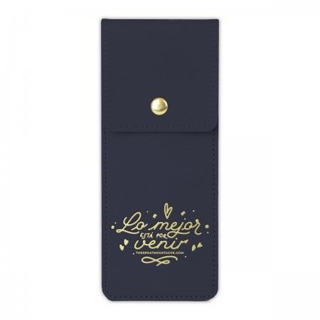 Estuche azul marino de cuero vegano con goma "Lo Mejor Está Por Venir", cierre de botón.