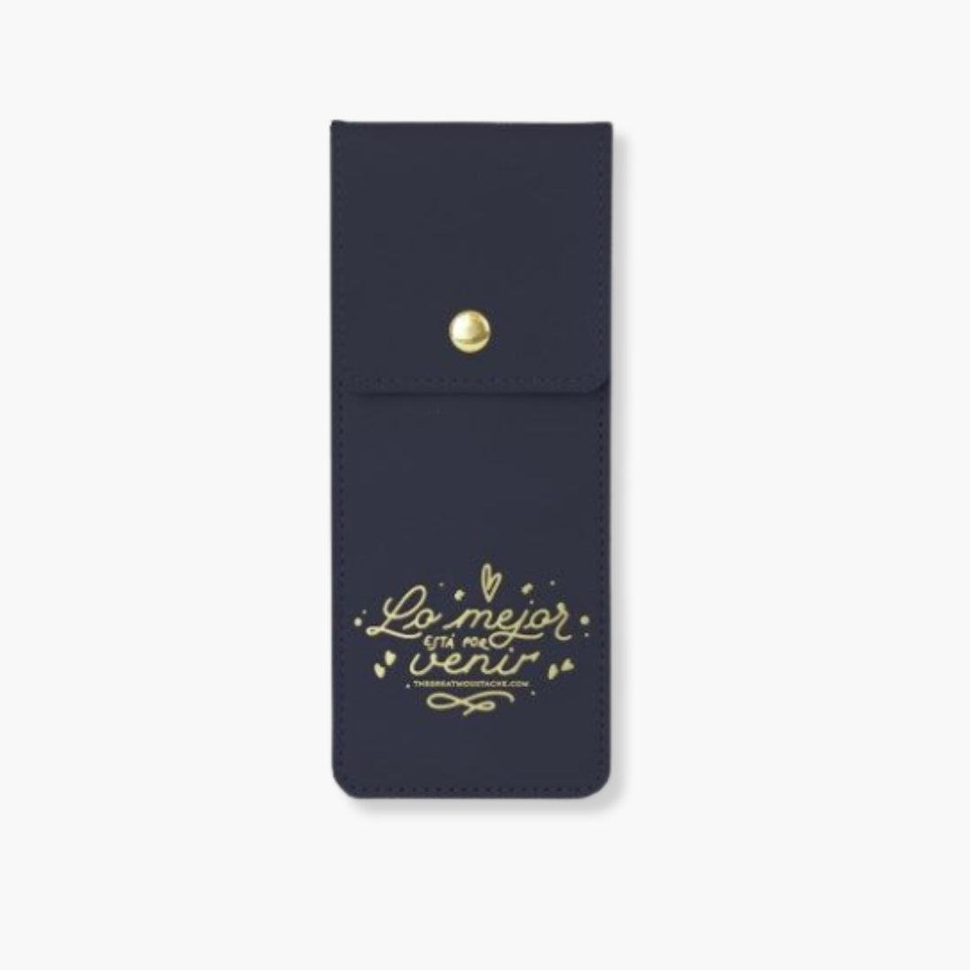 Estuche con goma de cuero vegano azul marino con mensaje "Lo Mejor Está Por Venir".