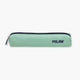 Estuche Portatodo Mini 1918 verde MILAN con diseño nostálgico, tejido ripstop resistente, forro azul marino.