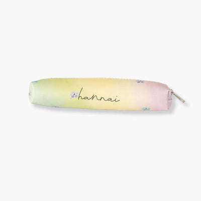 Estuche pequeño Hannai Rainbow con diseño colorido y cierre seguro.