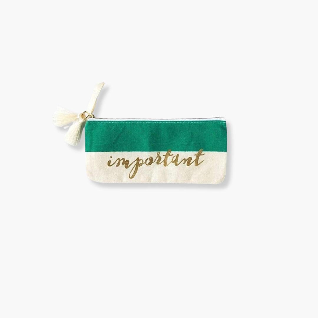 Estuche de Tela Important, bicolor naranja y beige, diseño moderno con texto dorado, cremallera y borlón decorativo.