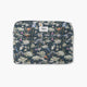 funda portátil de tela azul oscuro con flores