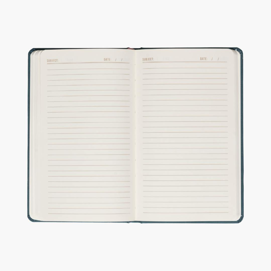 interior de cuaderno con hojas blancas rayas